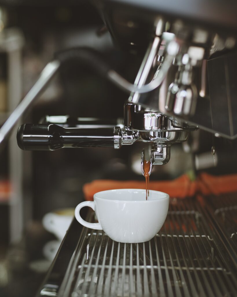 Imagen de cafetera espresso en una cafetería.